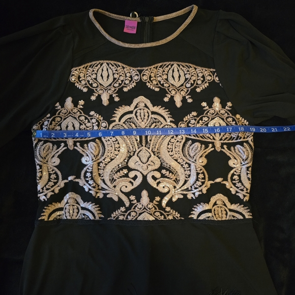 Save The Queen! Elegant Black and Gold Sequin Dress - Picture 7 of 8